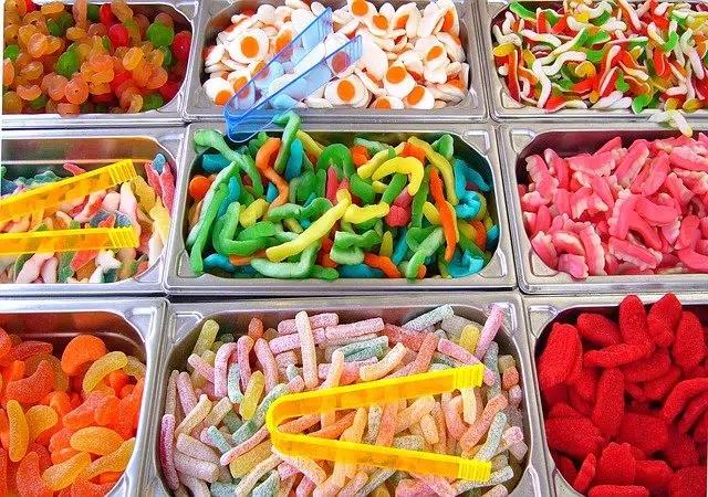 Dulces de colores, confites, y gomas